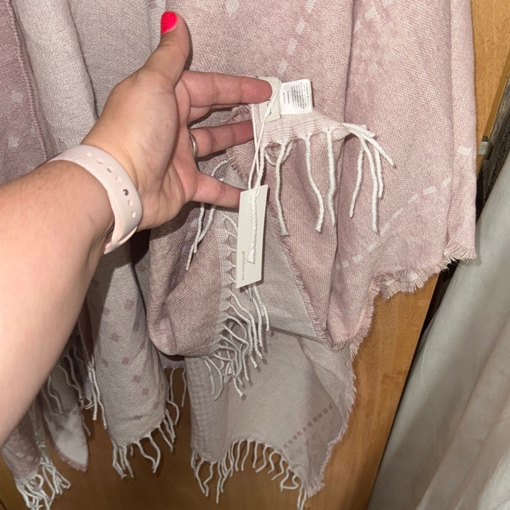 Gentle Fawn M/L Pink Poncho with Fringe and Open Front - Picture 3 of 8